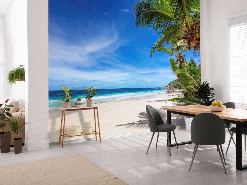 Tropisch strand met palmboom