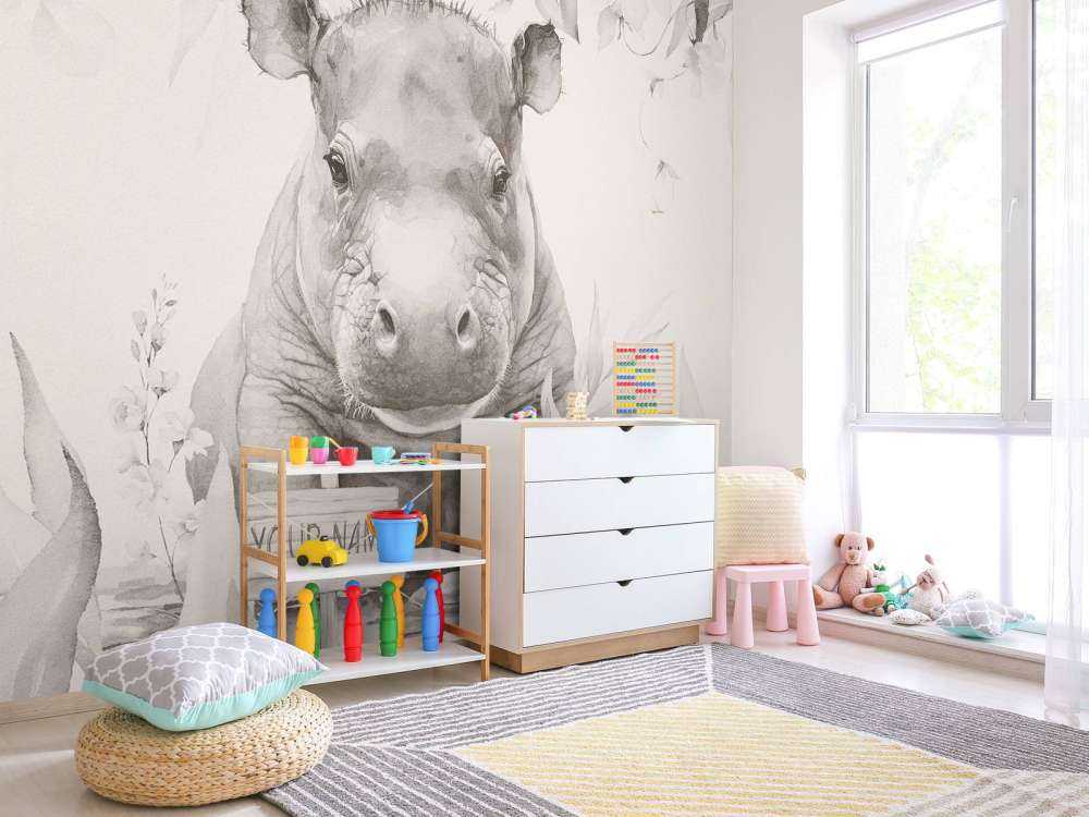 Baby nijlpaard in de bladeren beige