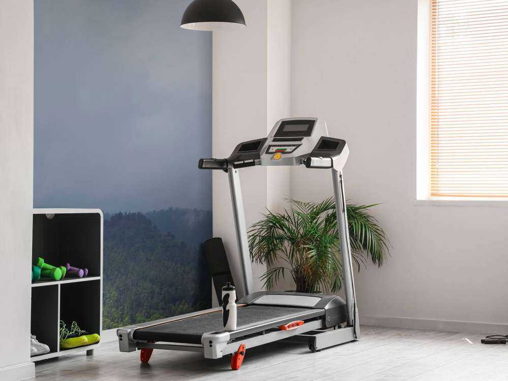 Wolken boven bomen in de bergen