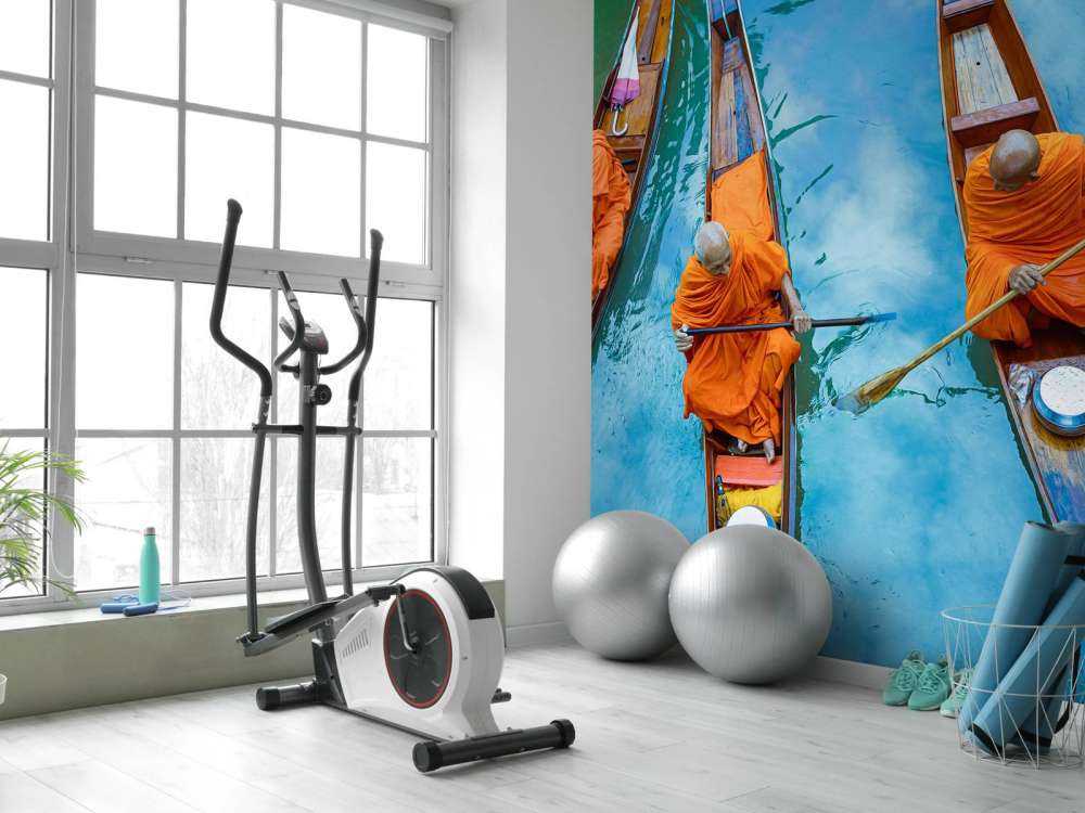 Monnik in houten boot