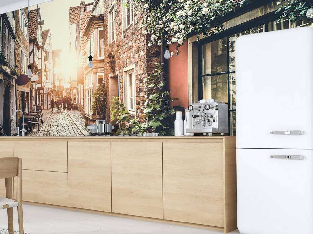 Zonsondergang in een oud straatje