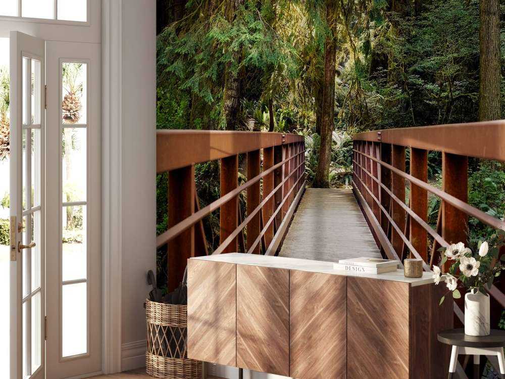 Roestige brug in het bos
