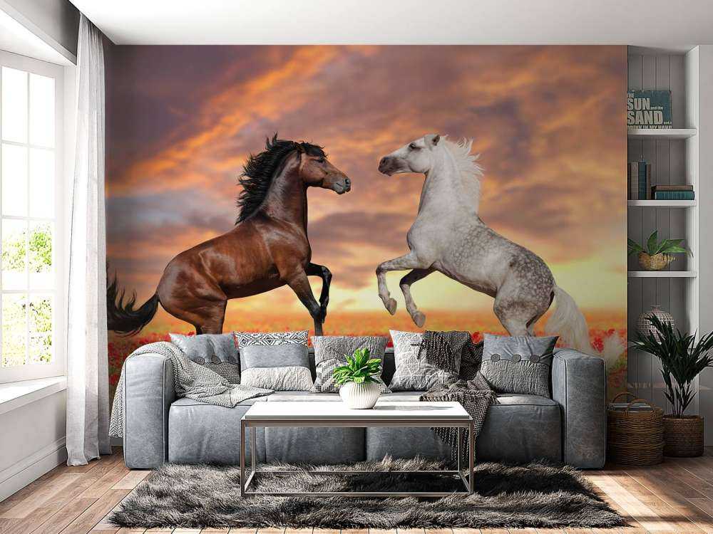 Verliefde paarden in een bloemenveld