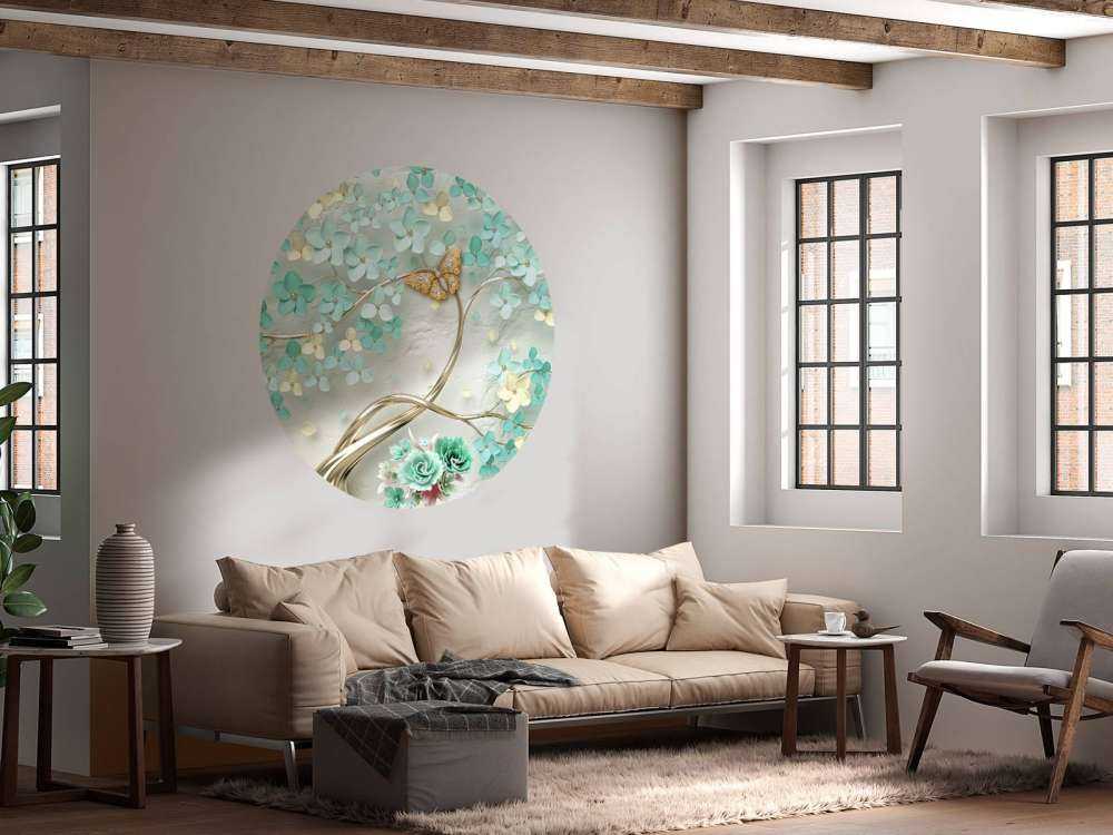 Gouden fantasieboom met groene bloemen