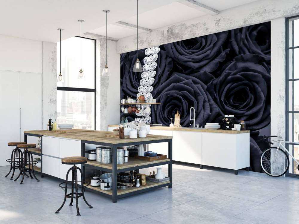 Donkere rozen met een diamanten ketting erop