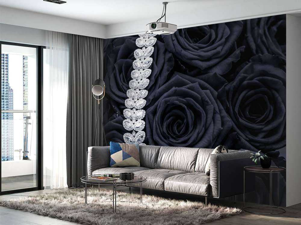 Donkere rozen met een diamanten ketting erop