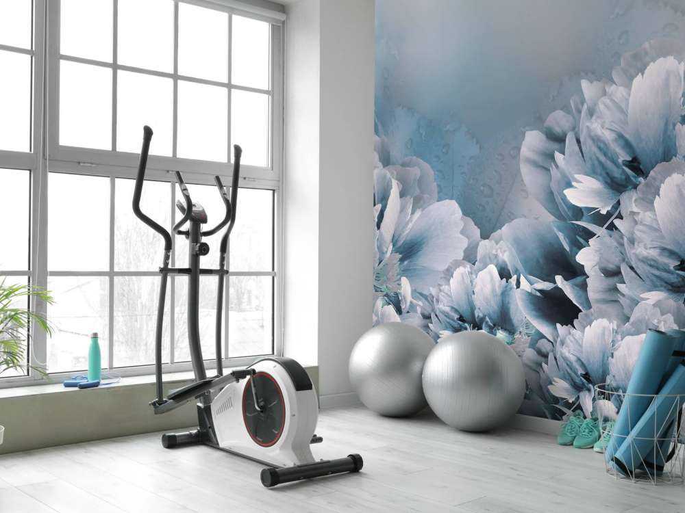 Lichtkleurige bloemen met een blauwe achtergrond