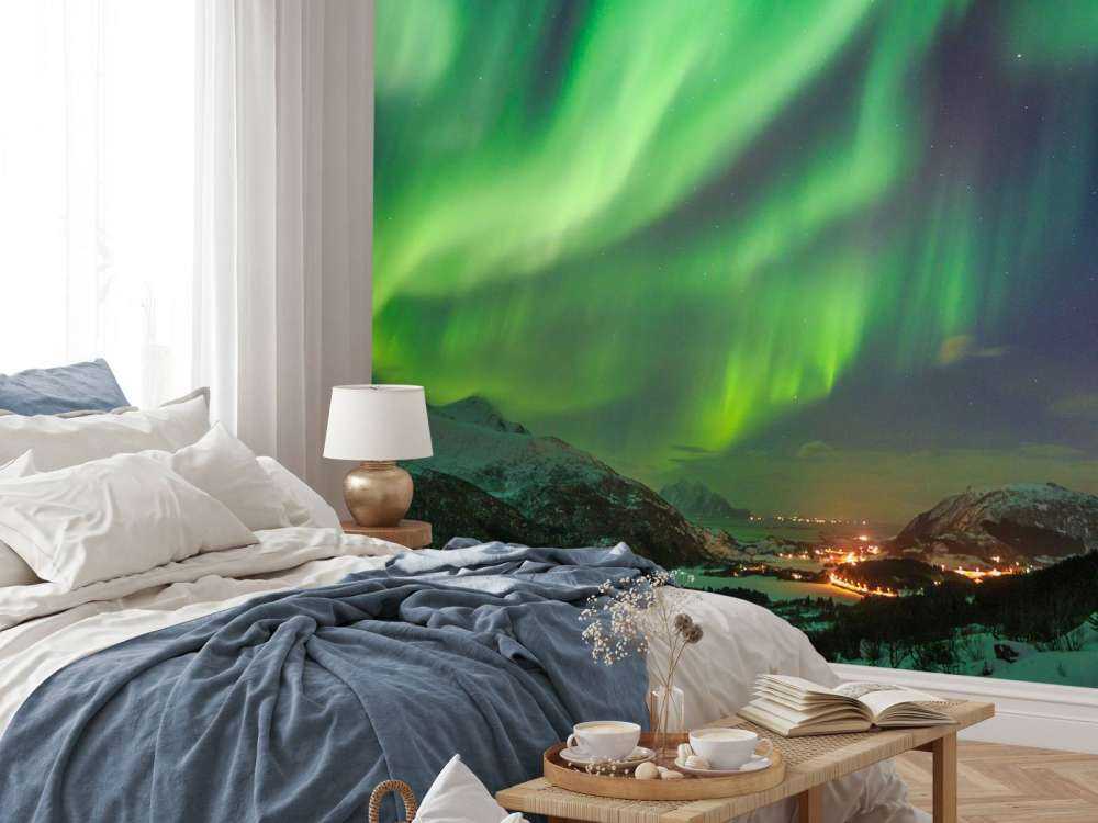 Verlichte stad door het Noorderlicht