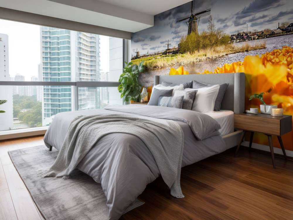 Hollandse molen met oranje tulpen op de voorgrond