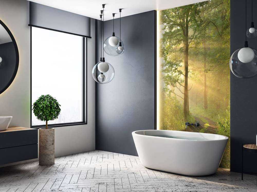 Mistige bosweg bij zonsopkomst