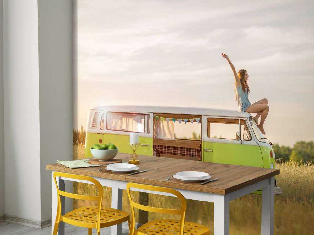 Een jonge vrouw geniet van haar rondreis