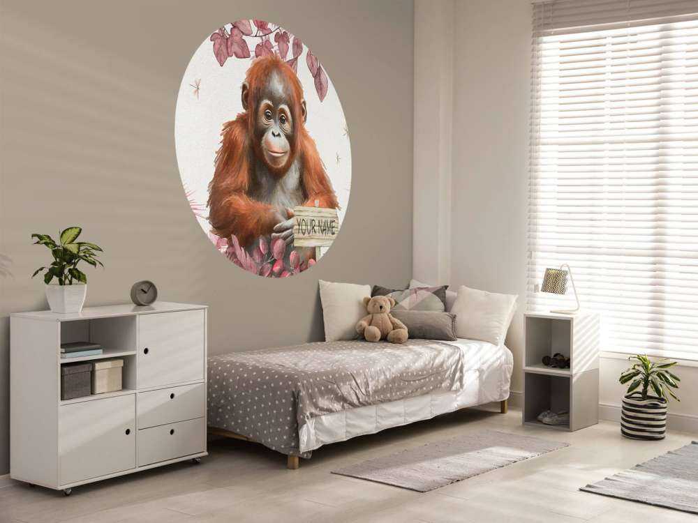 Jonge orang-oetan in de jungle roze