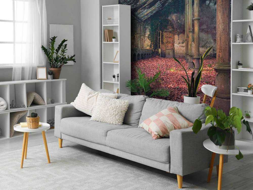 Verlaten huis met bladeren