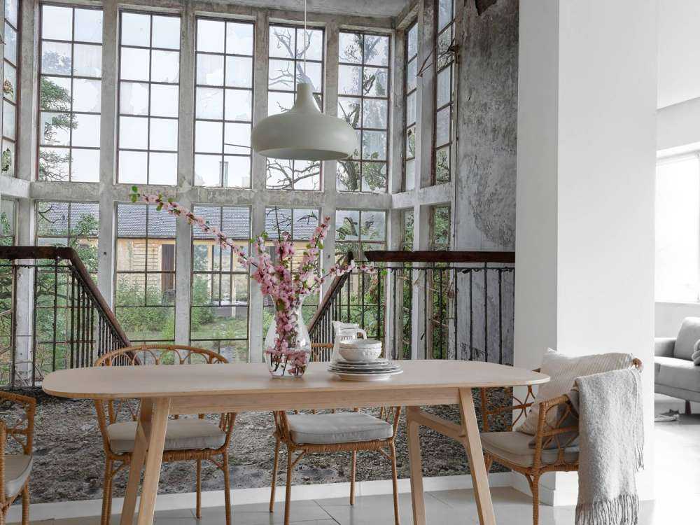 Trap in verlaten gebouw