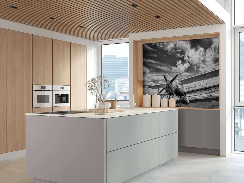 Vintage vliegtuig onder een bewolkte hemel