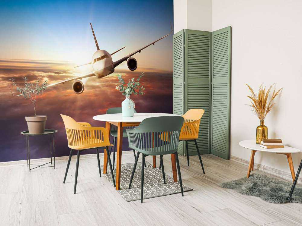 Vliegtuig boven de wolken bij zonsondergang