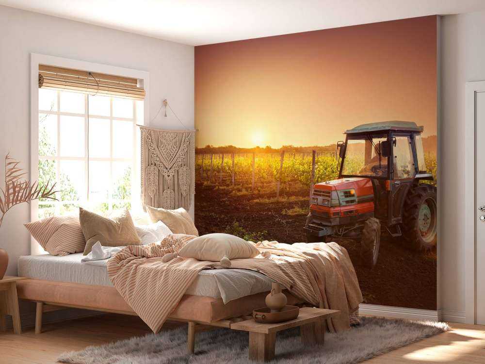 Tractor bij zonsondergang