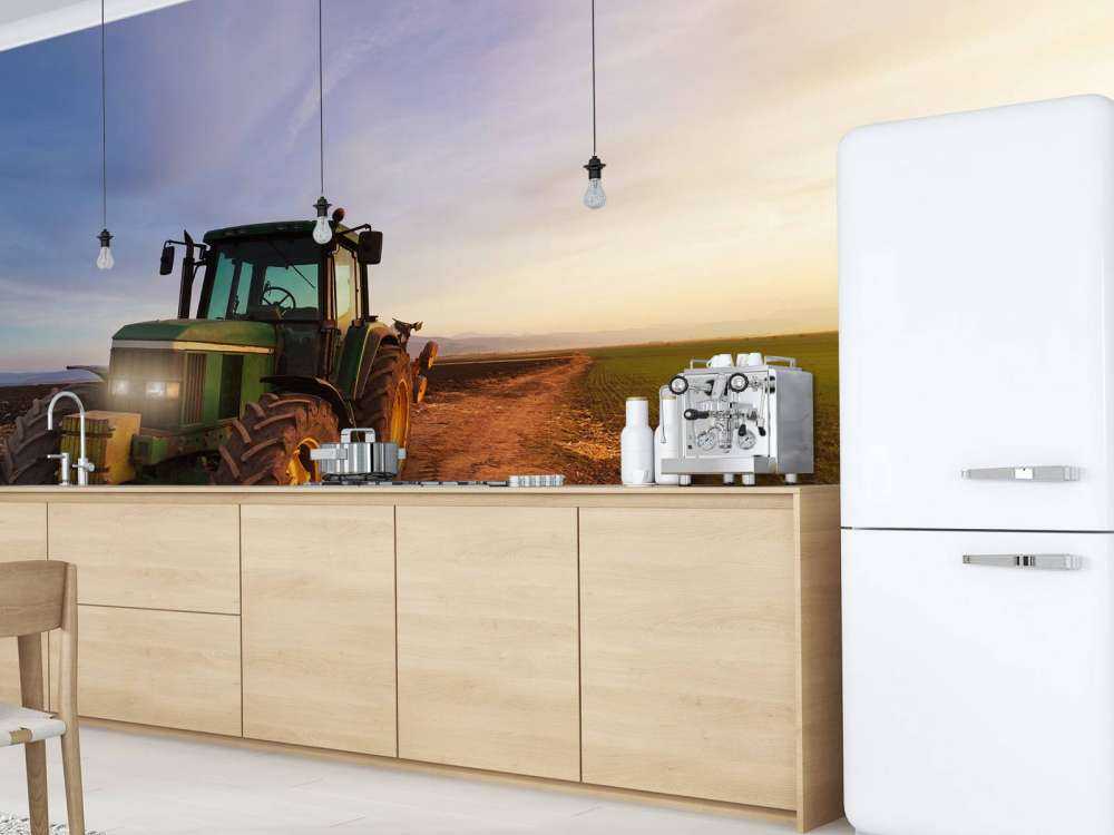 Tractor op een landweg