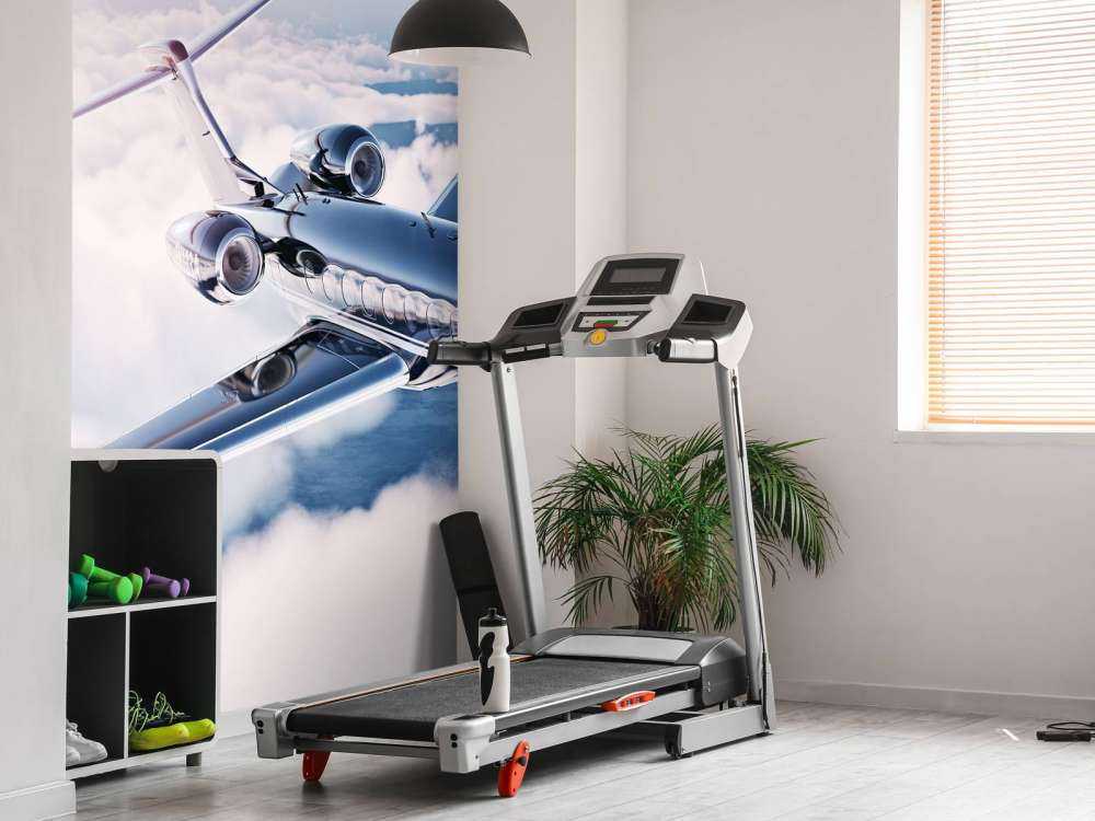 Zwarte privéjet in de wolken