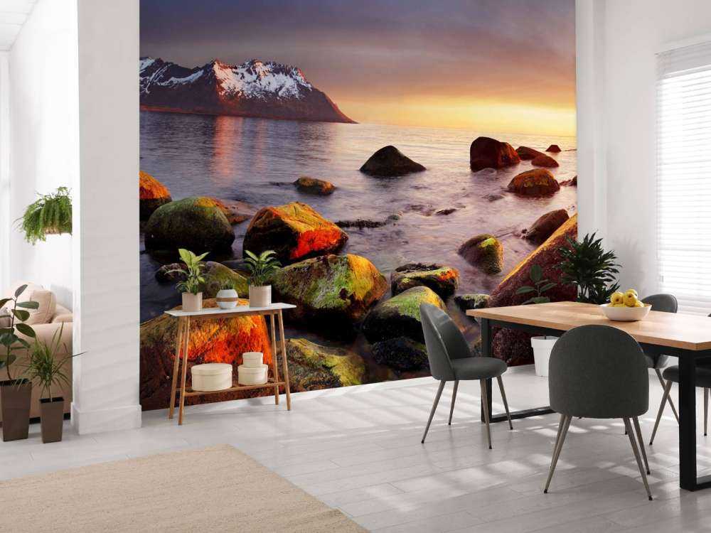 Zonsondergang aan de kust van Noorwegen