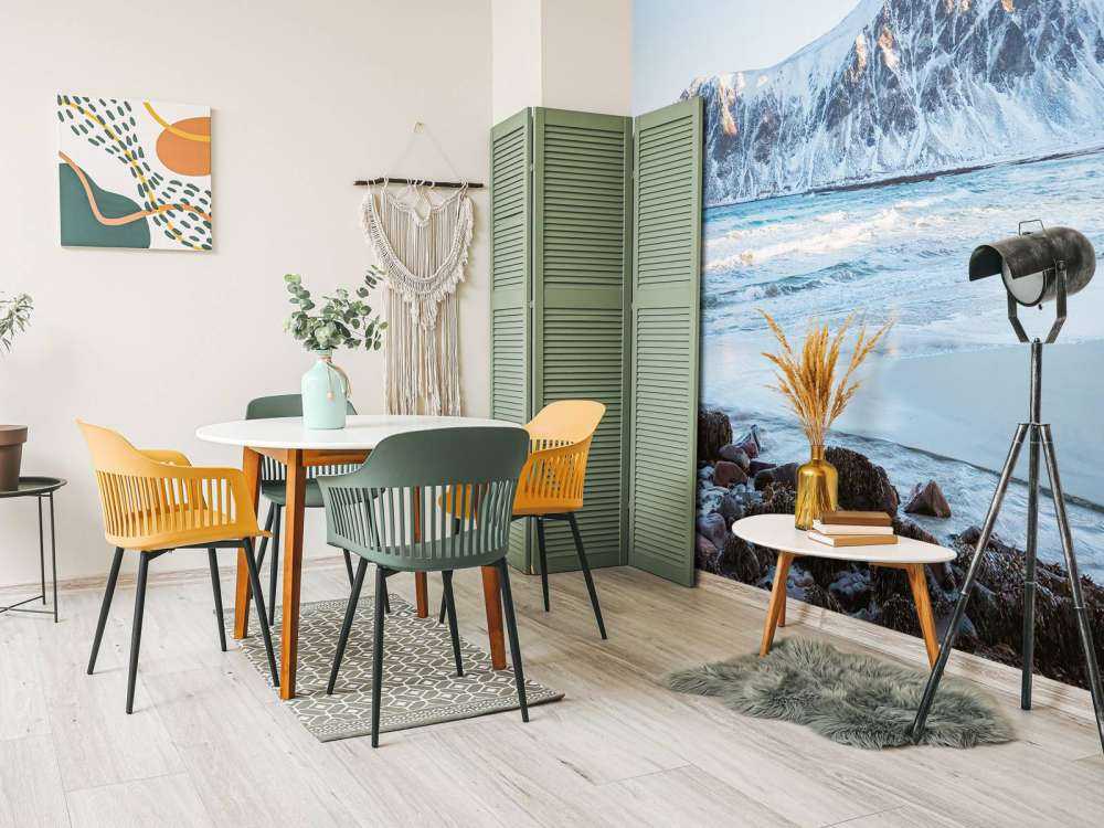 Grote ingesneeuwde rots in Noorwegen