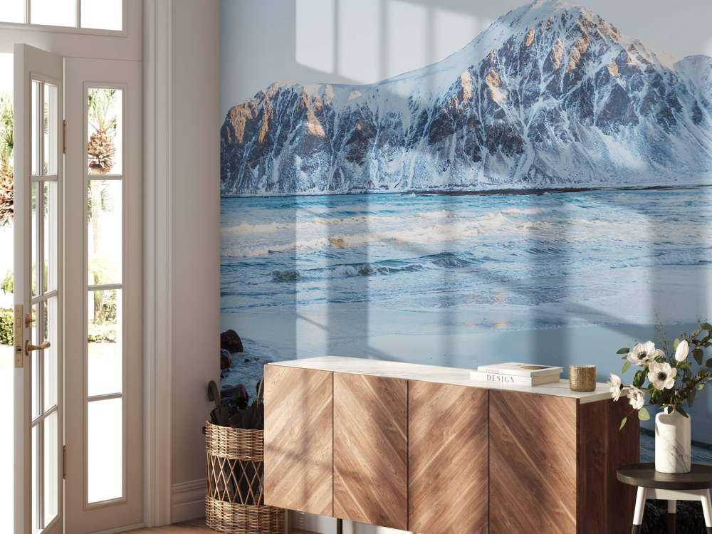 Grote ingesneeuwde rots in Noorwegen