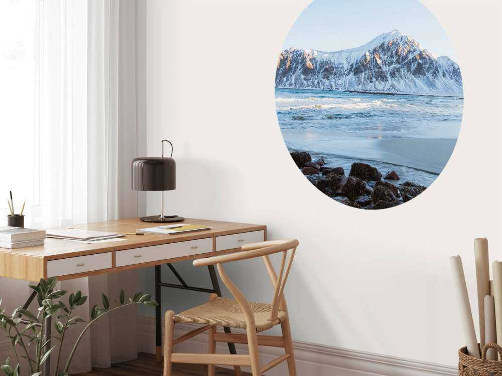 Grote ingesneeuwde rots in Noorwegen