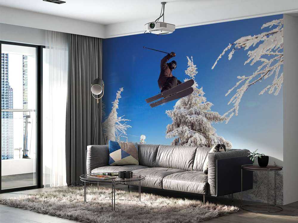 Skiër maakt een hoge sprong