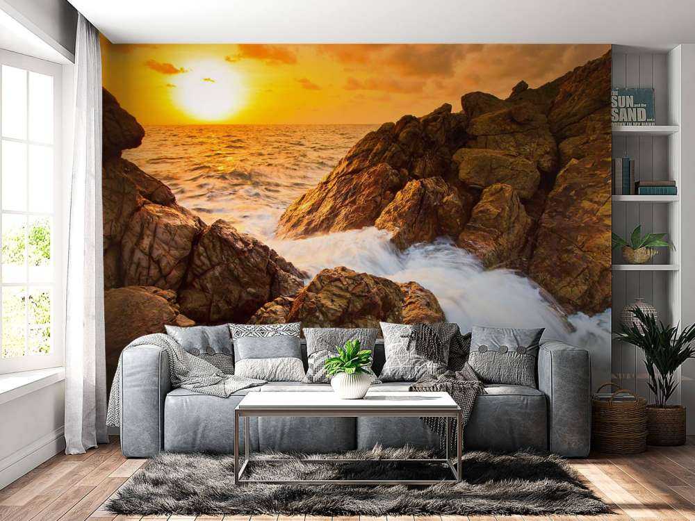 Zee met rotsen bij zonsondergang