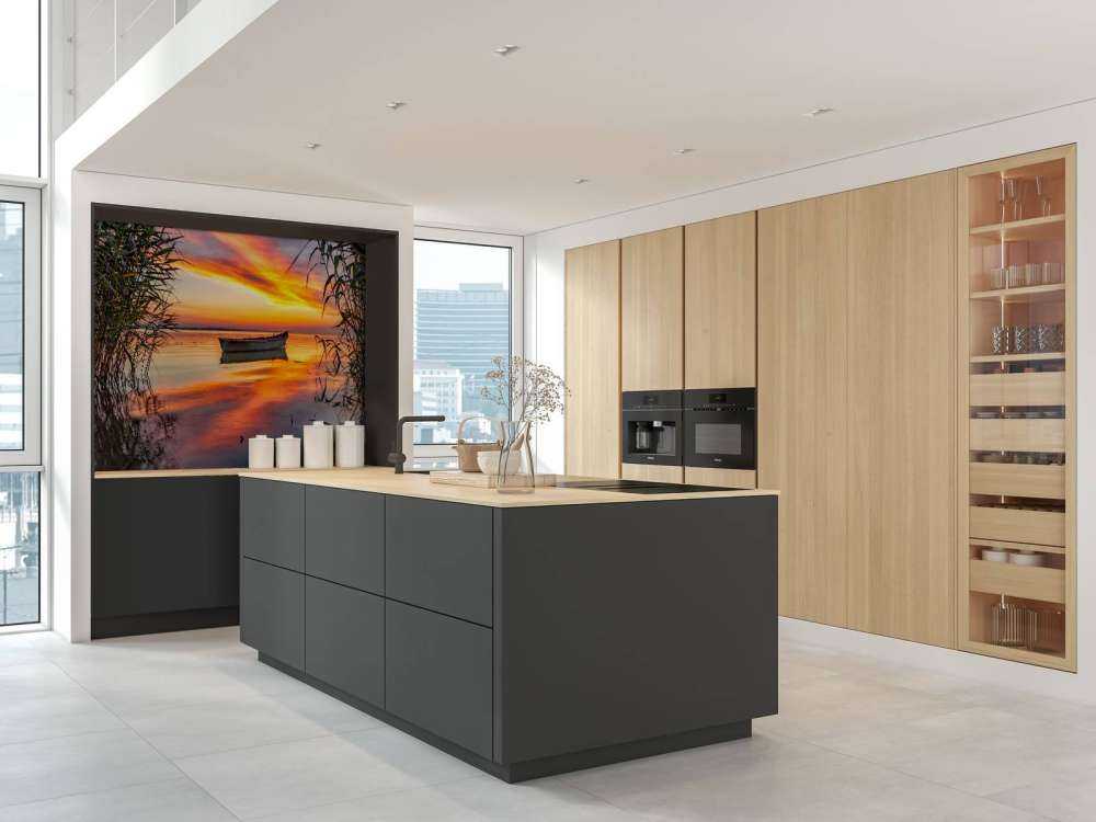 Boot met riet in de avond