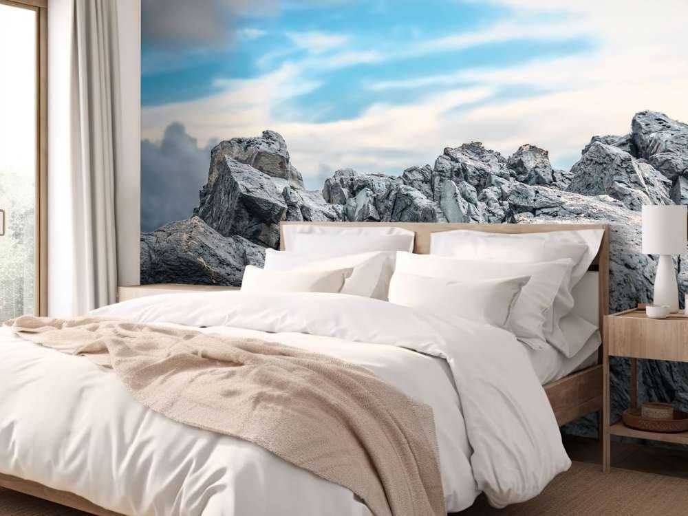 Rots onder mooie wolken