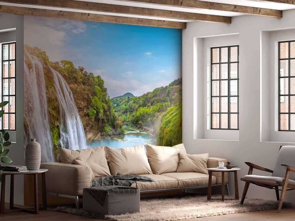 Rustgevende waterval naar een rivier