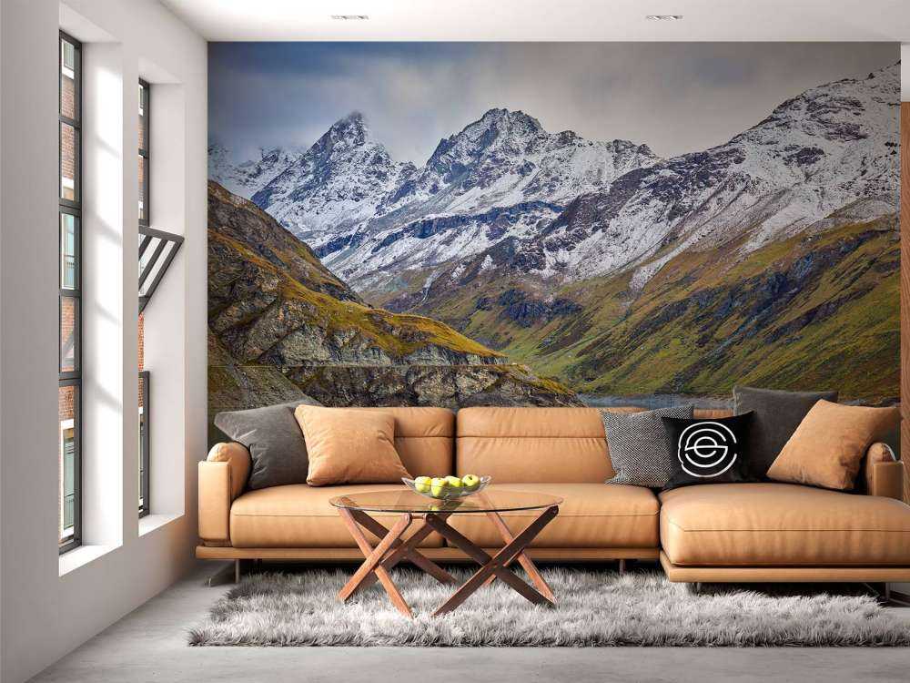 Bergtoppen met sneeuw bij bergmeer