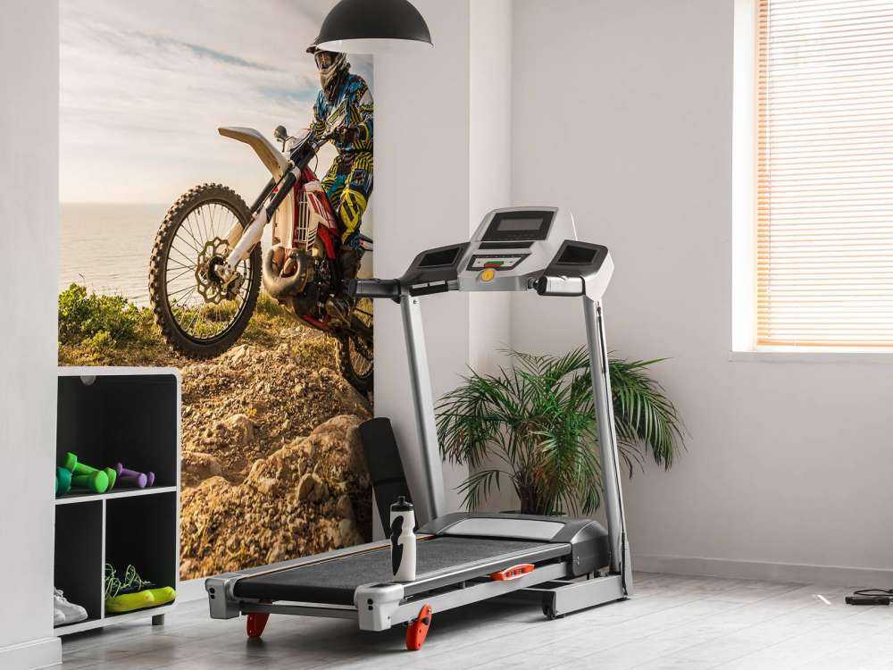 Crossmotor op een zandpad