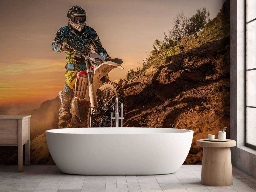 Crossmotor bij zonsondergang