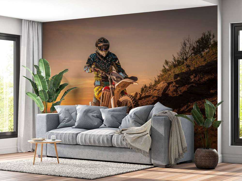 Crossmotor bij zonsondergang