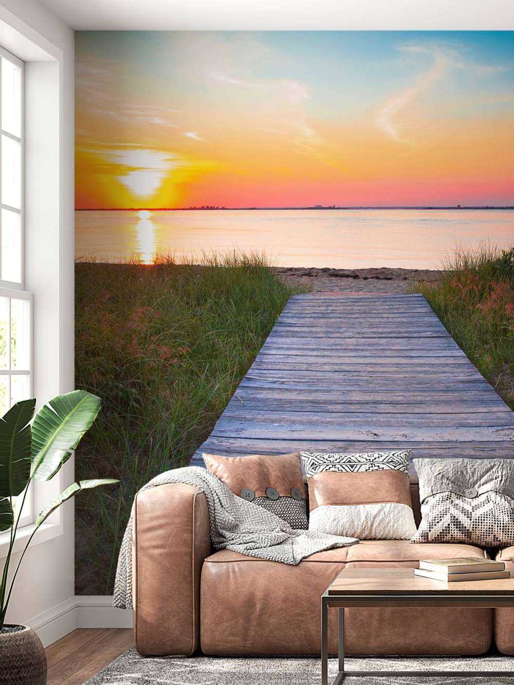 Strand en houten weg