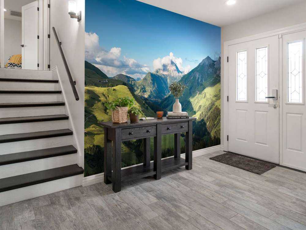 Zomerlicht over groene alpenvallei