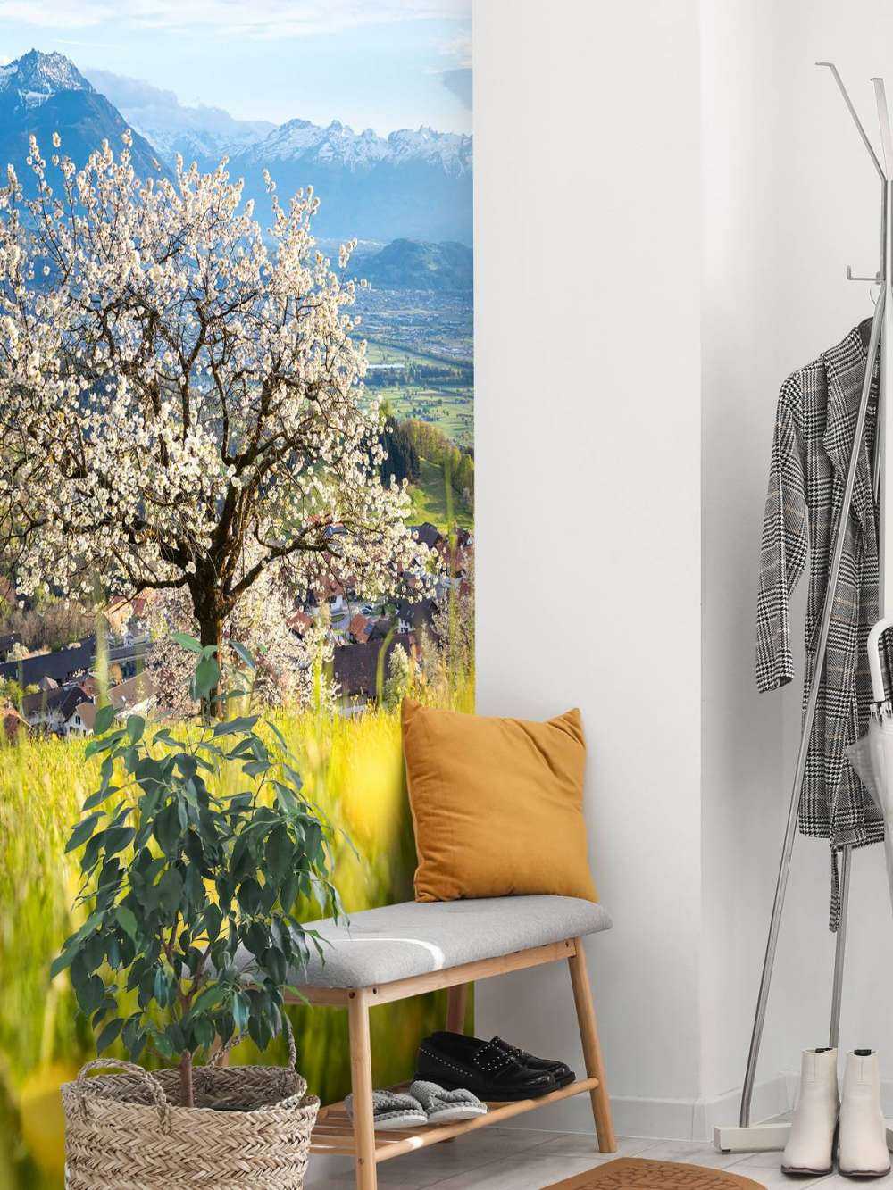 Bloeiende kersenboom in alpenweide