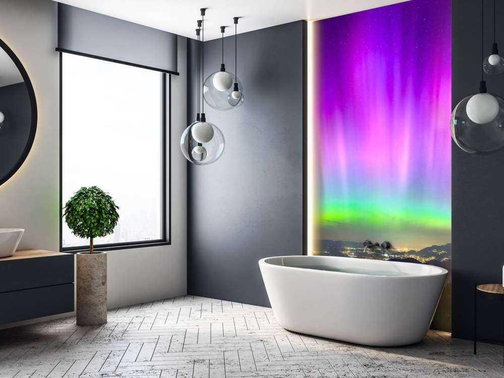 Noorderlicht boven verlichte bergstad