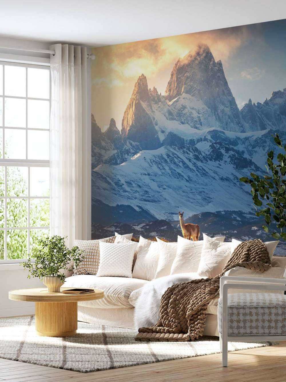 Guanaco voor besneeuwde patagonische bergtoppen