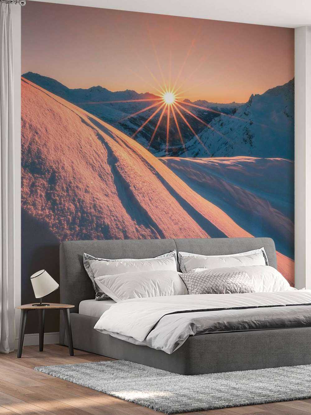 Zonlicht over besneeuwde helling