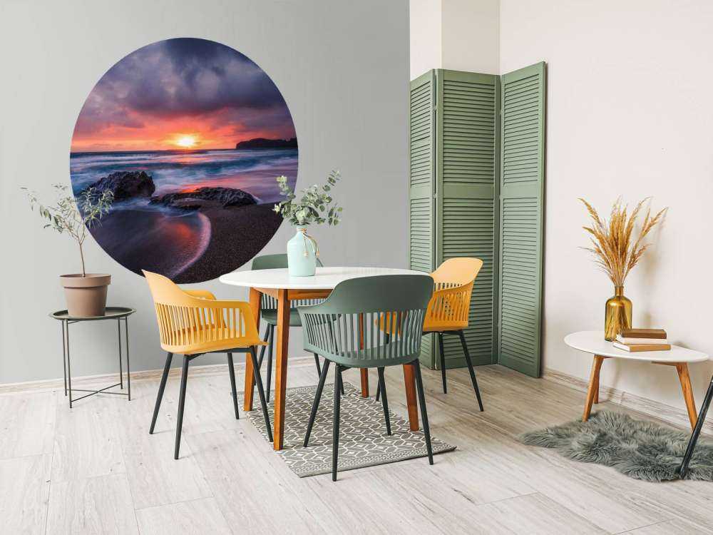 Rotsachtige kust bij zonsondergang