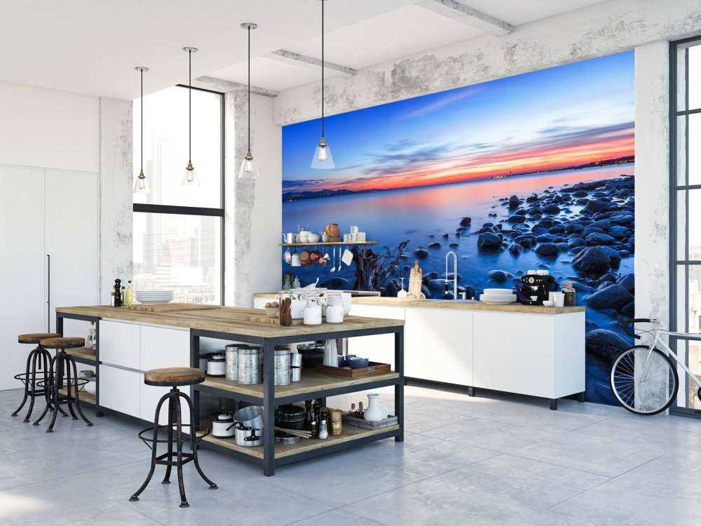 Rotsige oever bij avondlicht