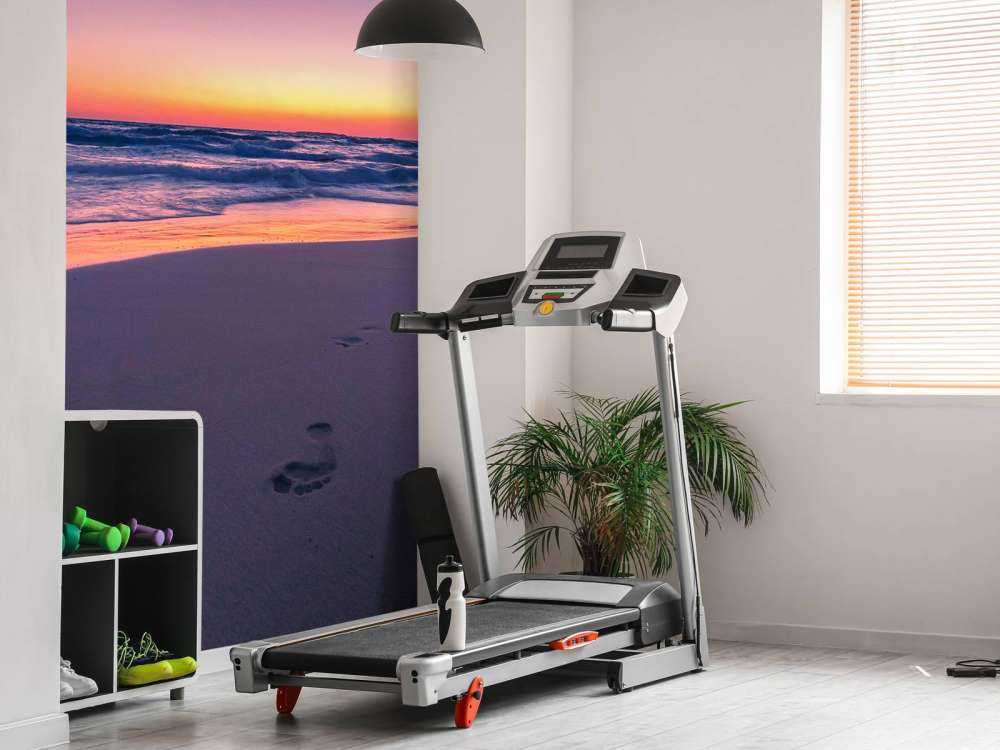 Voetstappen in zachte avondlicht