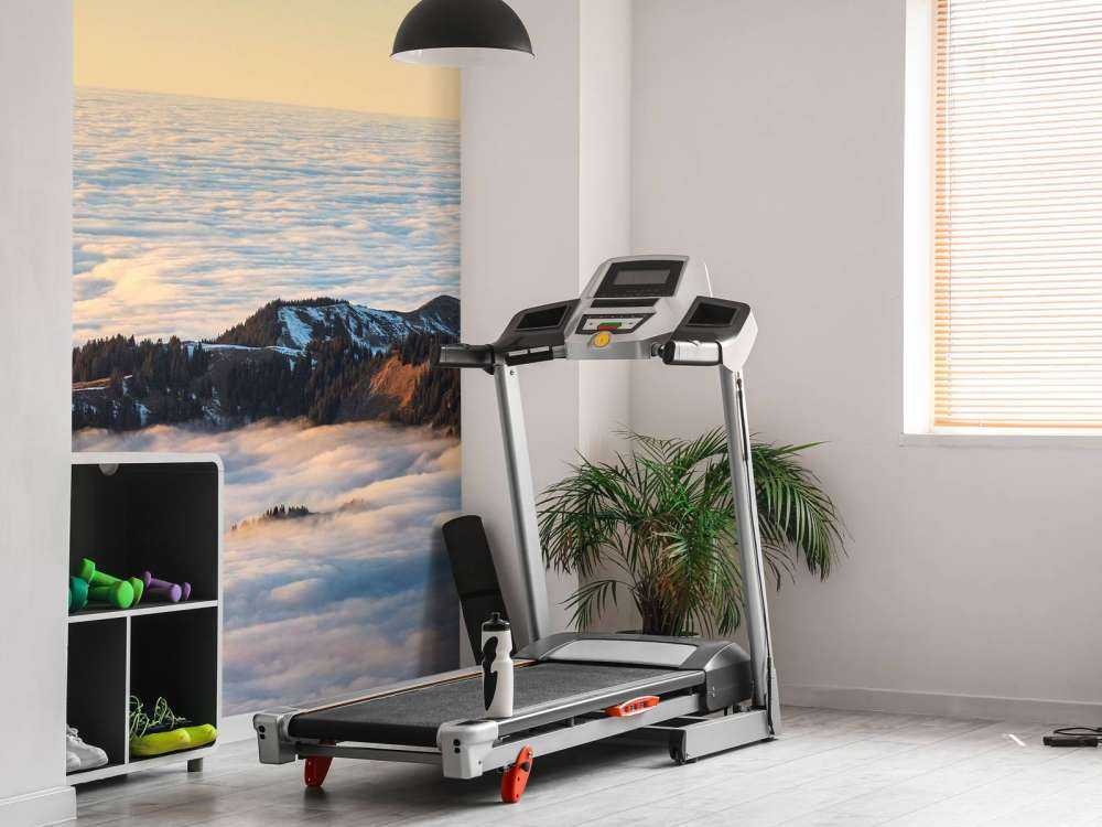 Bergkam drijvend in wolkenzee