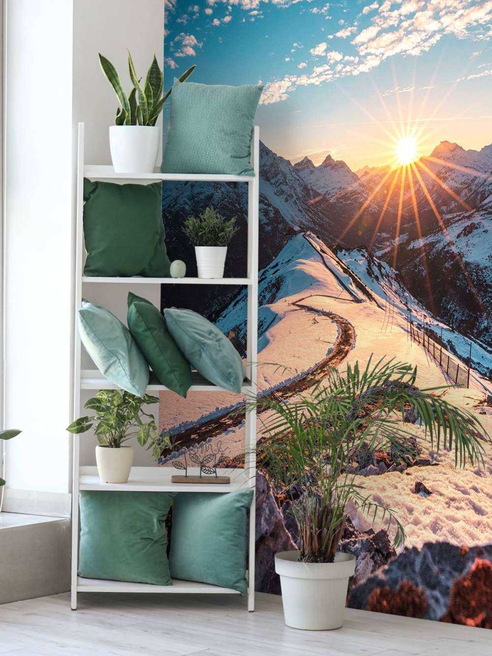 Kronkelpad in besneeuwde bergzon