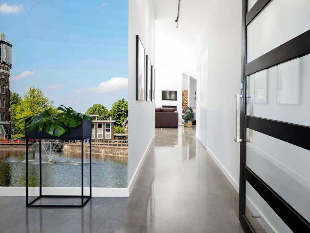 Historische Watertoren in Zonlicht