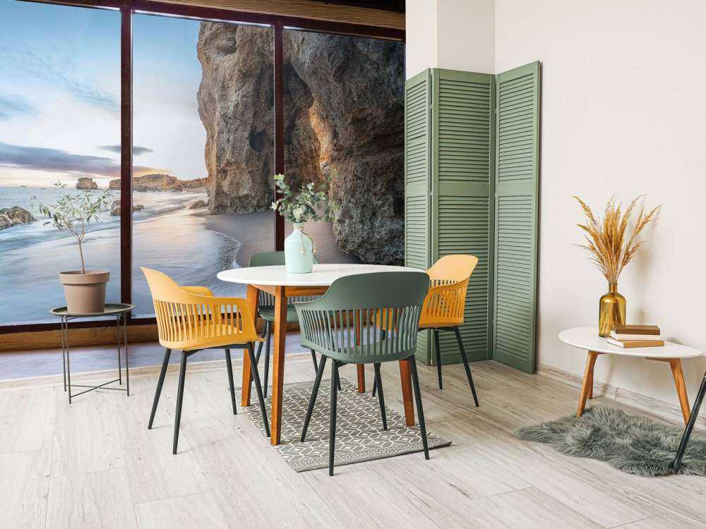 Zeezicht met rotsachtige inham