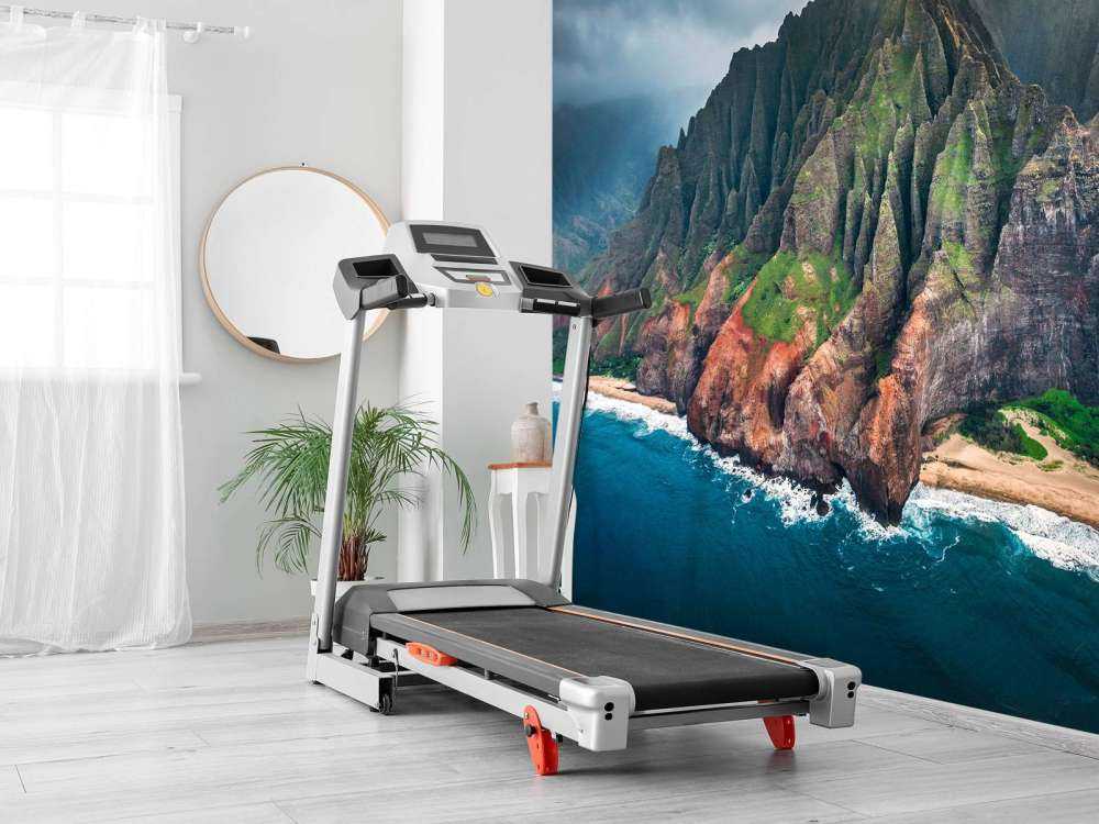 Dramatische kliffen aan turquoise kust